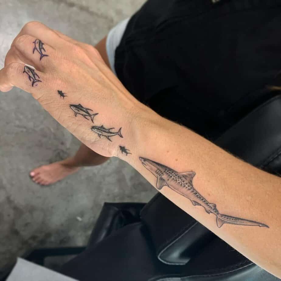 18. Un tatuaggio di uno squalo tigre in cerca di uno spuntino