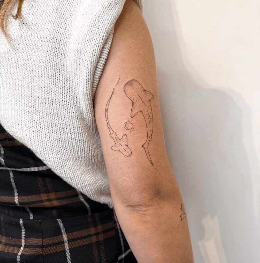 3. Un tatuaggio di uno squalo balena e di uno squalo leopardo