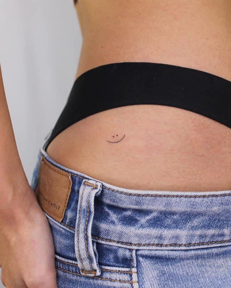 1. Un piccolo e semplice tatuaggio a forma di faccina sorridente 