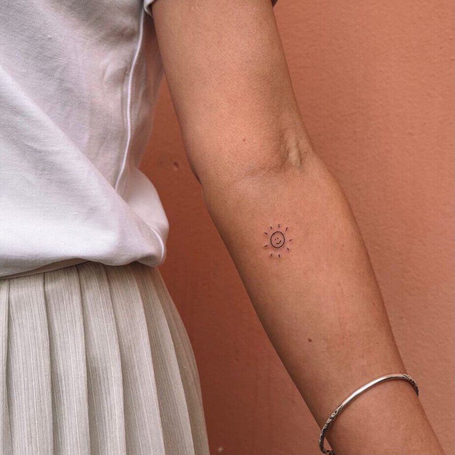 12. Un tatuaggio con il sole sorridente 