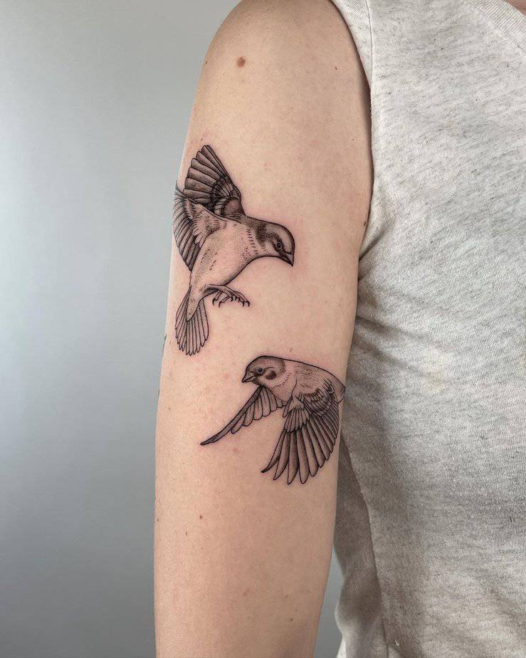1. Un tatuaggio di due passeri domestici sulla parte superiore del braccio