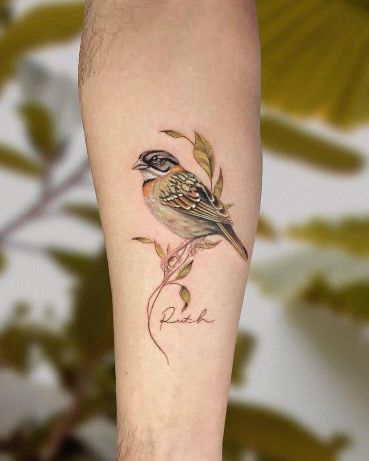 13. Un tatuaggio di un passero con un nome