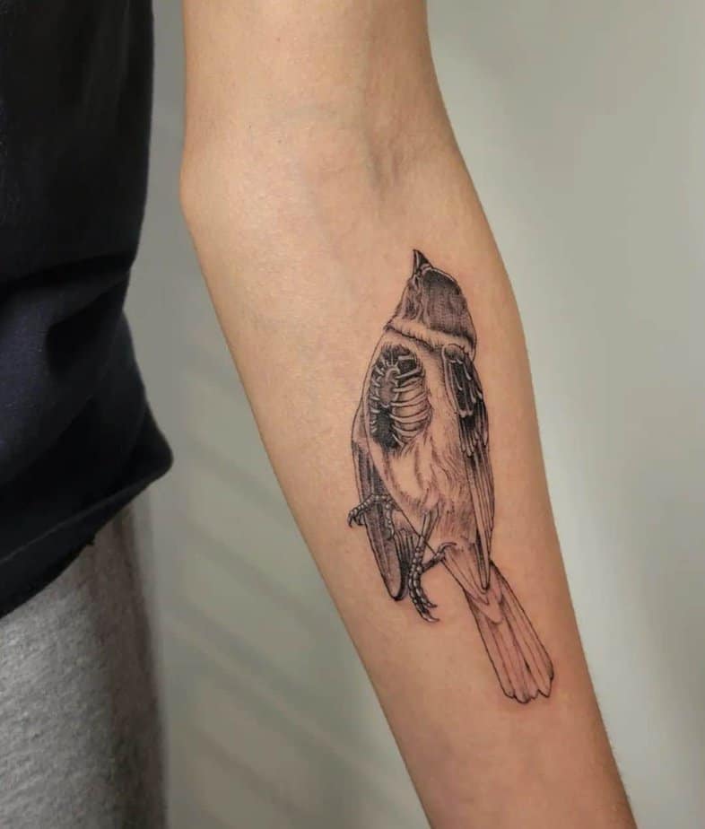 3. Un tatuaggio di un dolce passerotto che potrebbe essere morto o meno
