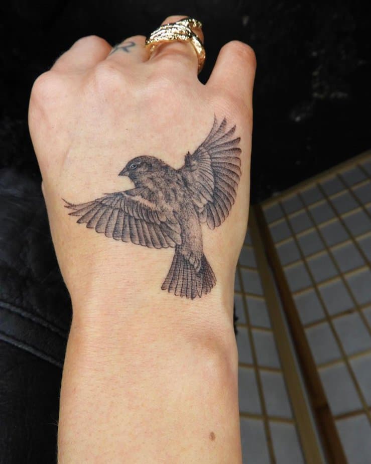 5. Tatuaggio di un passero sulla mano