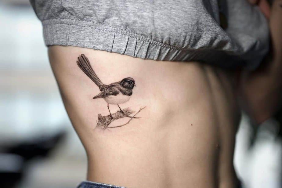 7. Tatuaggio di un passero sulla cassa toracica