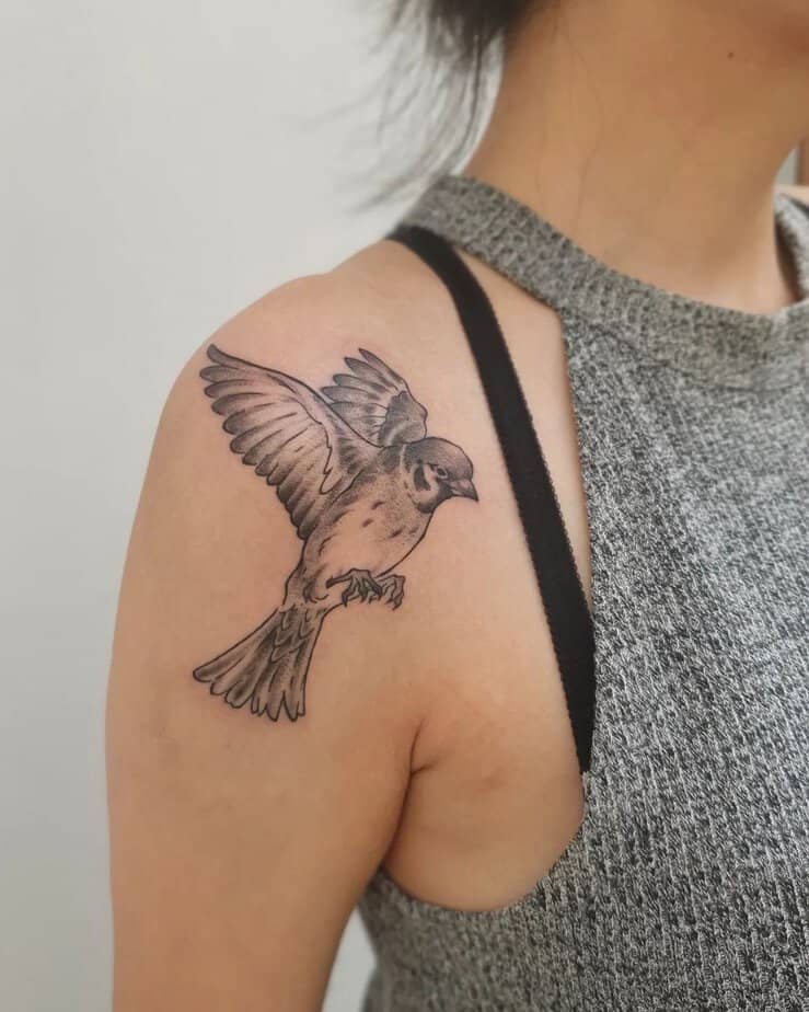4. Tatuaggio di un passero sulla spalla