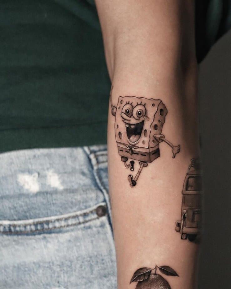 14. Un tatuaggio di SpongeBob nero e grigio 