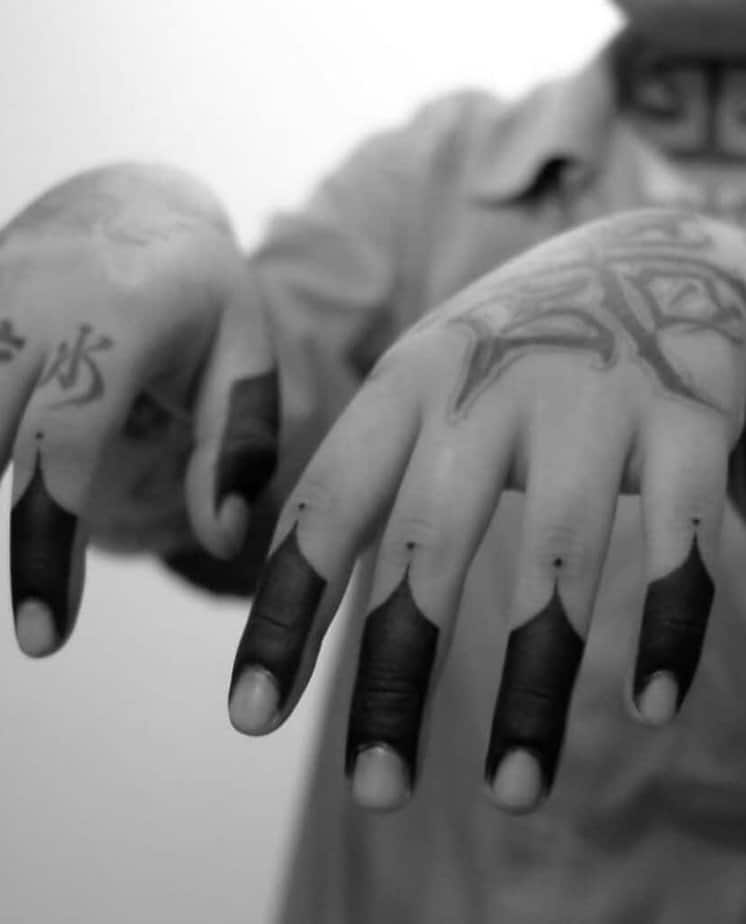 14. Tatuaggio con dita blackout