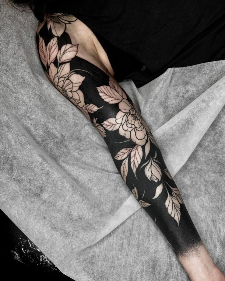 6. Tatuaggio di foglie e fiori