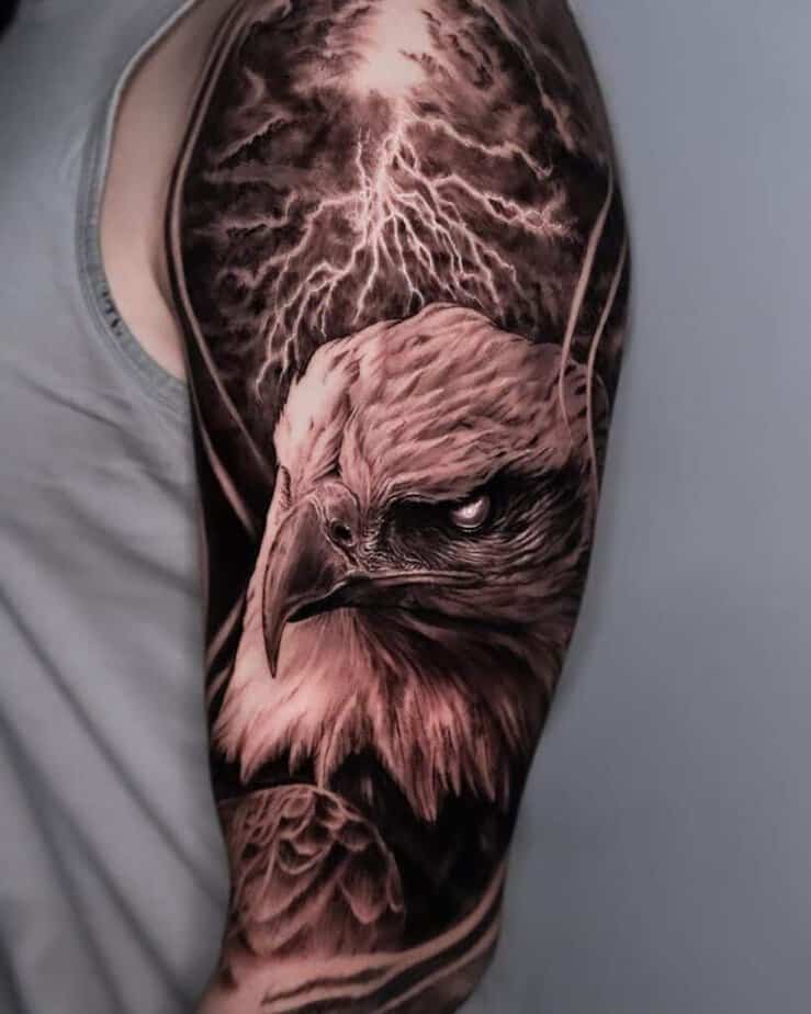 13. Tatuaggio epico con aquila sulla parte superiore del braccio