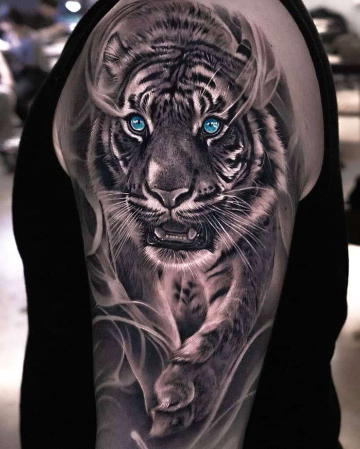 2. Tatuaggio con tigre dagli occhi blu sulla parte superiore del braccio