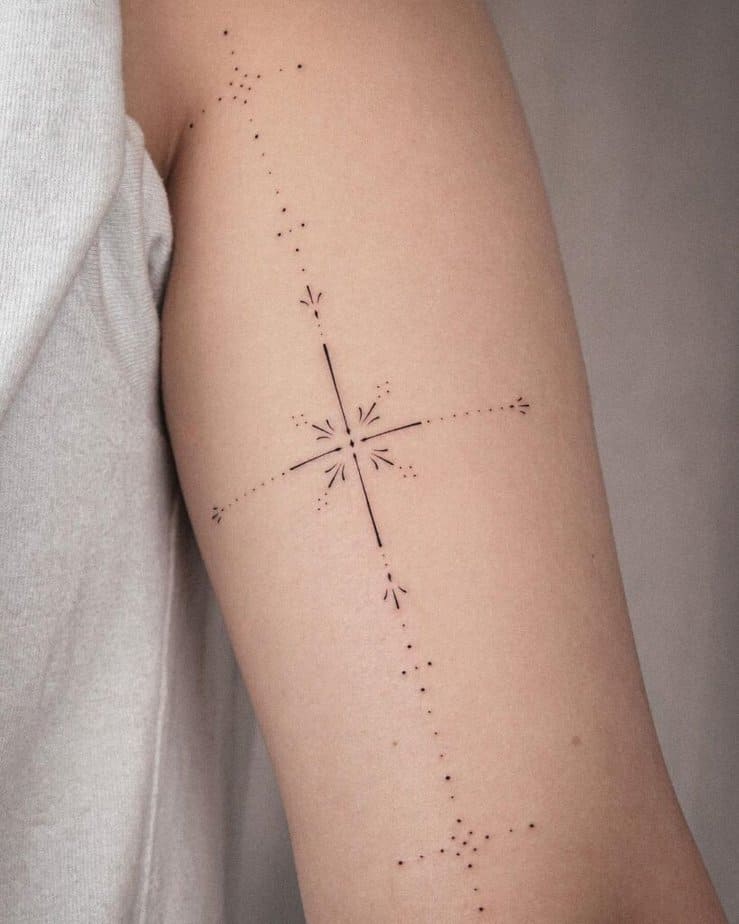 20. Tatuaggio ornamentale minimalista sulla parte superiore del braccio