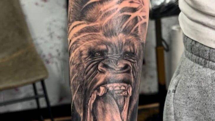 20 stupefacenti tatuaggi di gorilla che imparerete a "scimmiottare".