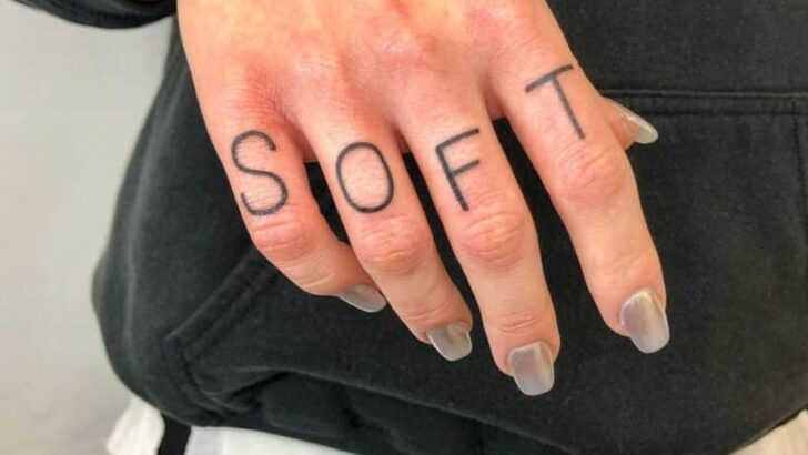 20 attraenti tatuaggi sulle dita con parole per racconti sulla pelle.
