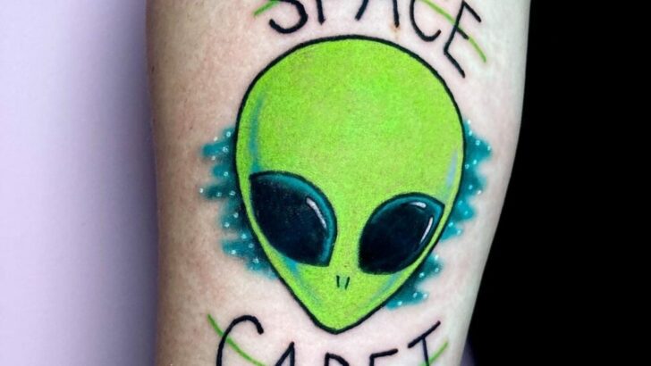 20 accattivanti idee di tatuaggi alieni che osano essere diversi.