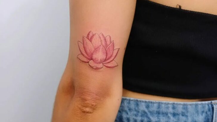 20 tatuaggi di fiori radiosi che esplorano la bellezza della natura.