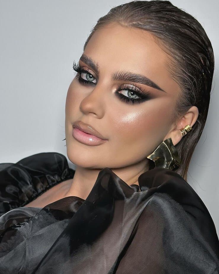20. Bold and glamorous smokey eye for a standout style