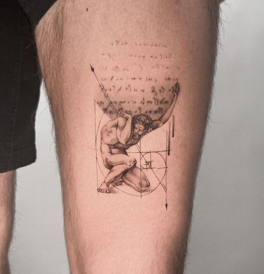 10. Un tatuaggio Atlas in microrealismo sulla coscia 