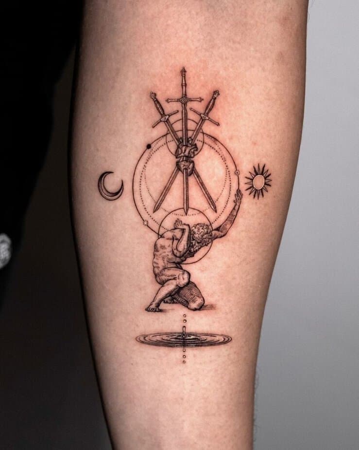 12. Un tatuaggio di Atlante con tre spade che trafiggono un cuore