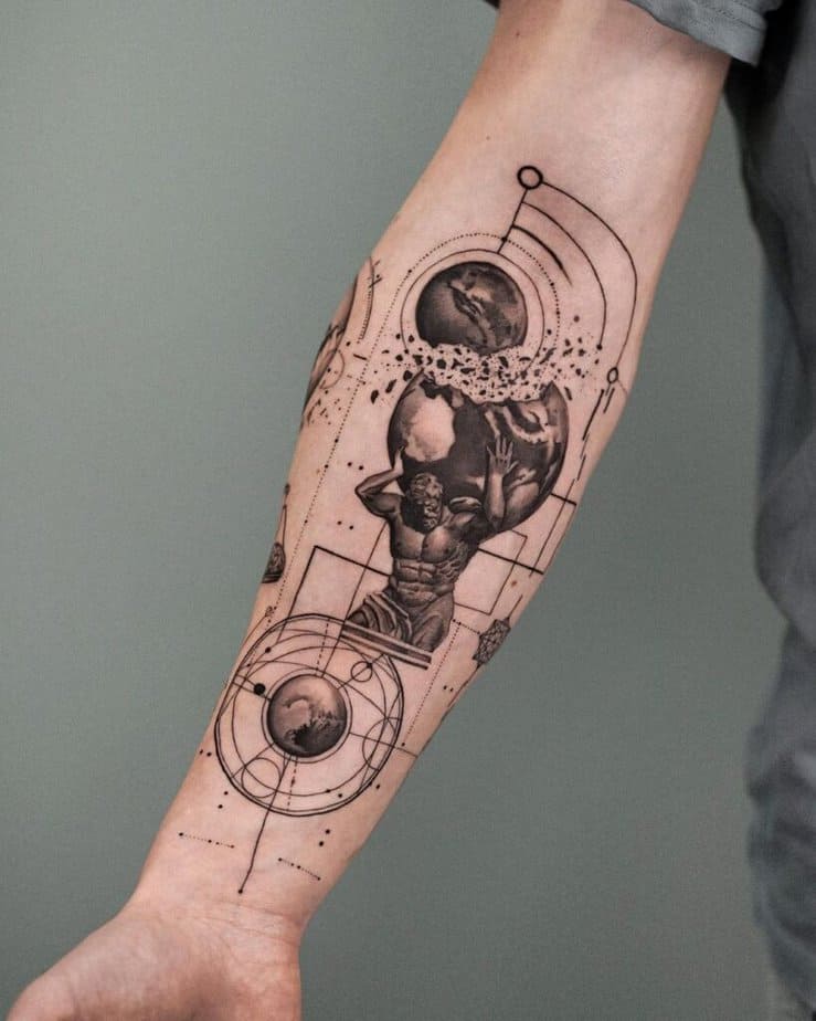 4. Un tatuaggio Atlante dettagliato sull'avambraccio