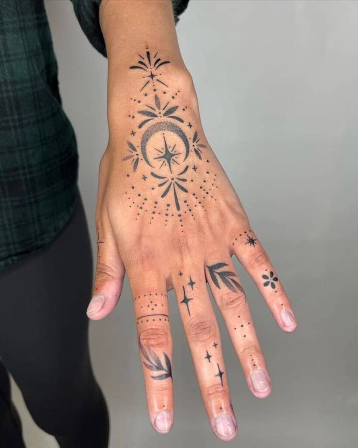 1. Un tatuaggio a punti sulle dita 