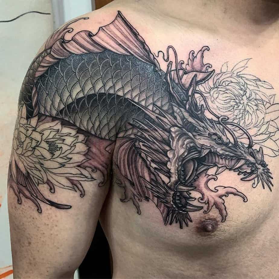 Tatuaggio drago koi nero e grigio