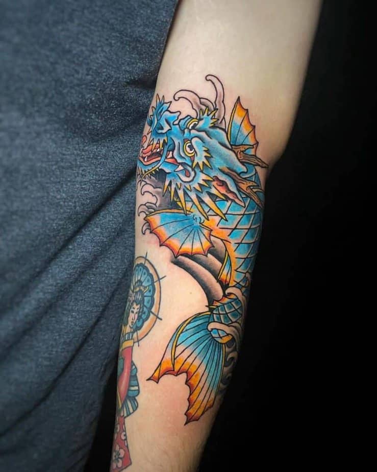 Tatuaggio con drago blu koi