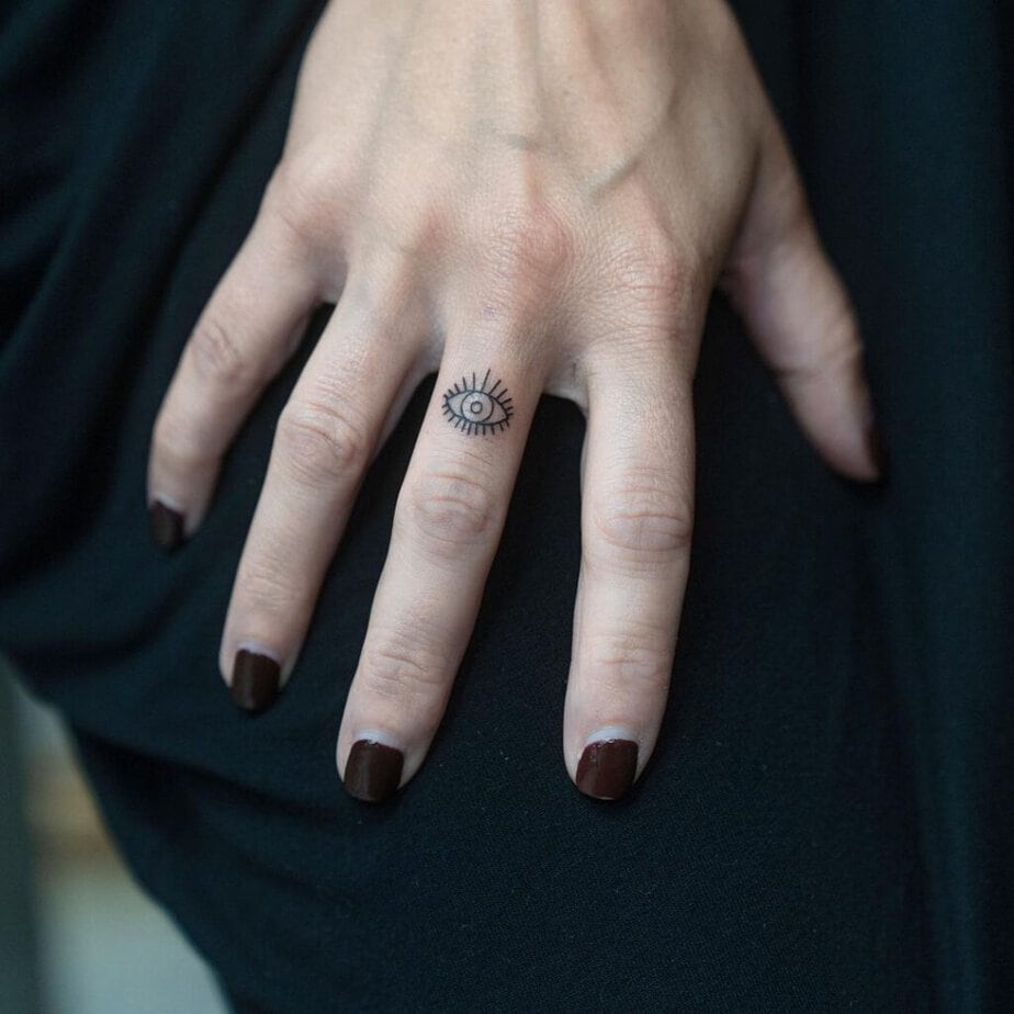 13. Un tatuaggio con il dito del malocchio 