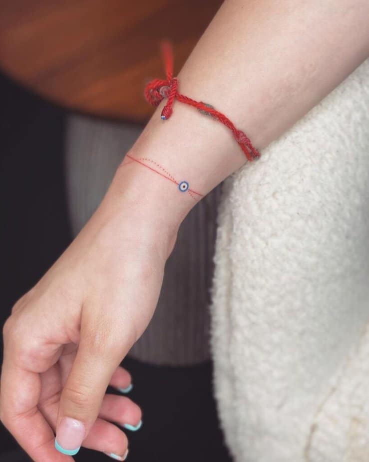6. Un tatuaggio a bracciale con inchiostro rosso