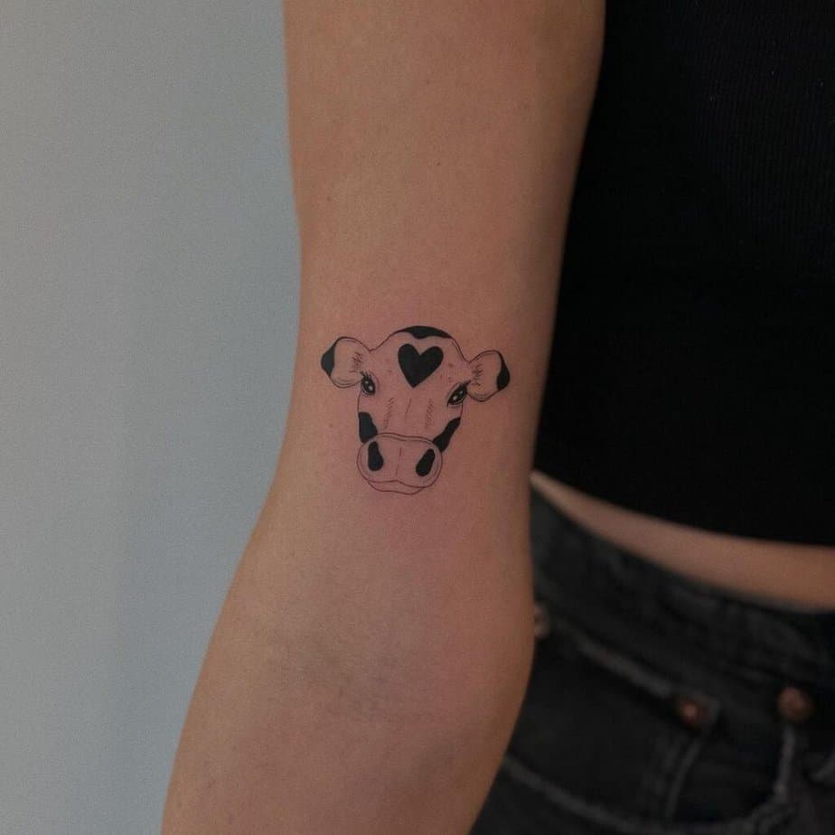 1. Un simpatico tatuaggio di mucca con un cuore