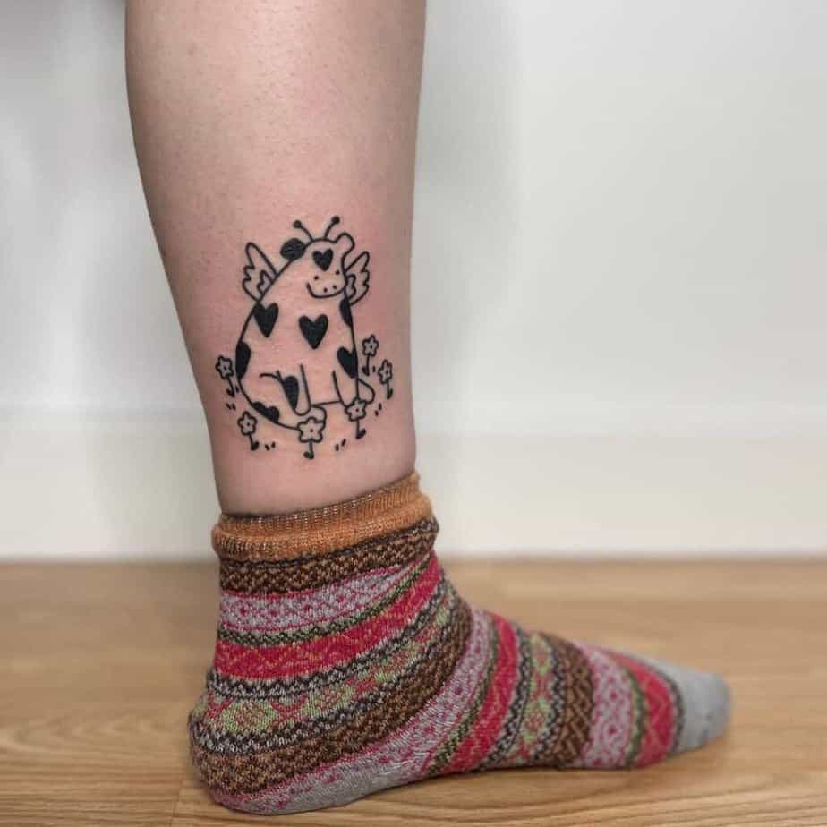 13. Tatuaggio di una mucca sulla caviglia 