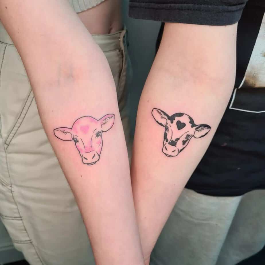 19. Un tatuaggio di mucca abbinato