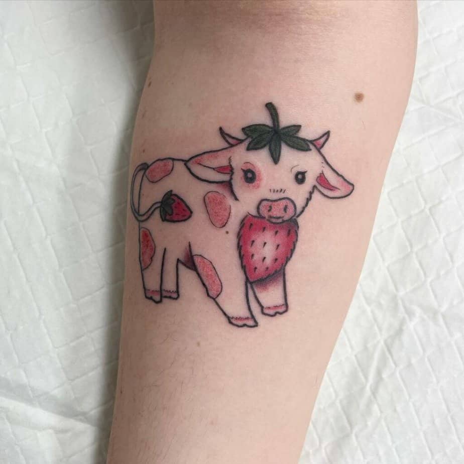 6. Tatuaggio di una mucca alla fragola 