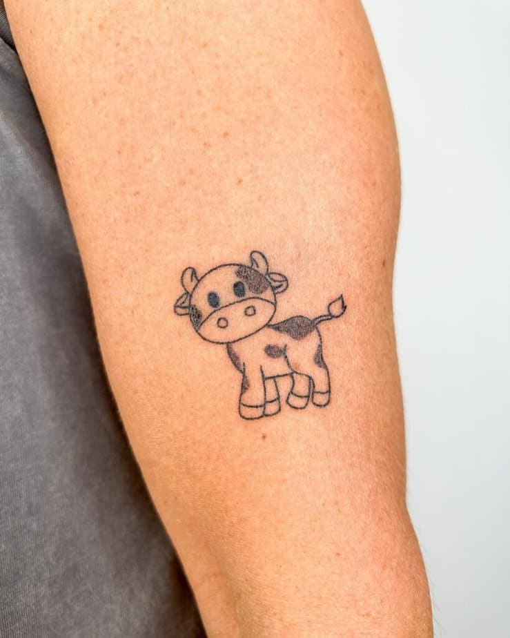 7. Un tatuaggio di mucca fatto a mano 