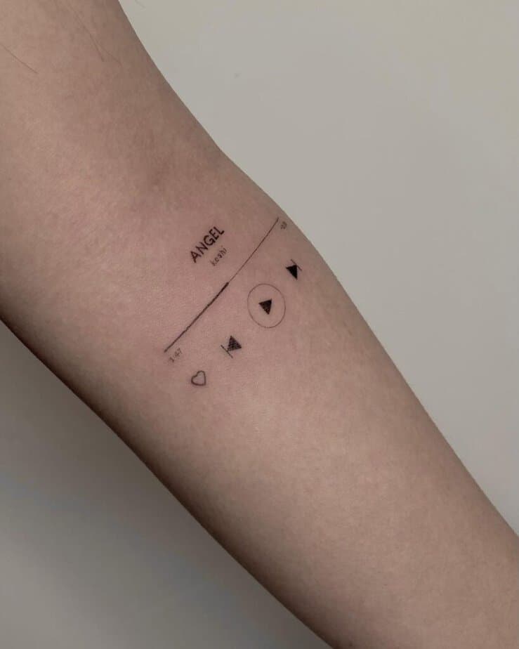 12. Un tatuaggio musicale a linee sottili all'interno del braccio