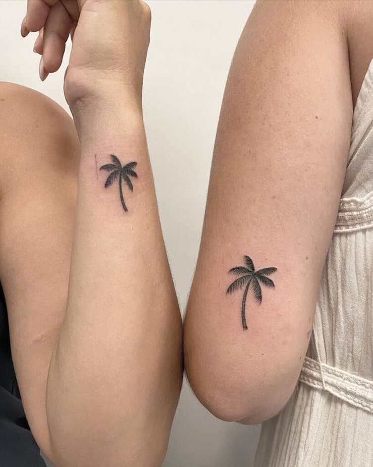 16. Un tatuaggio coordinato con la palma 