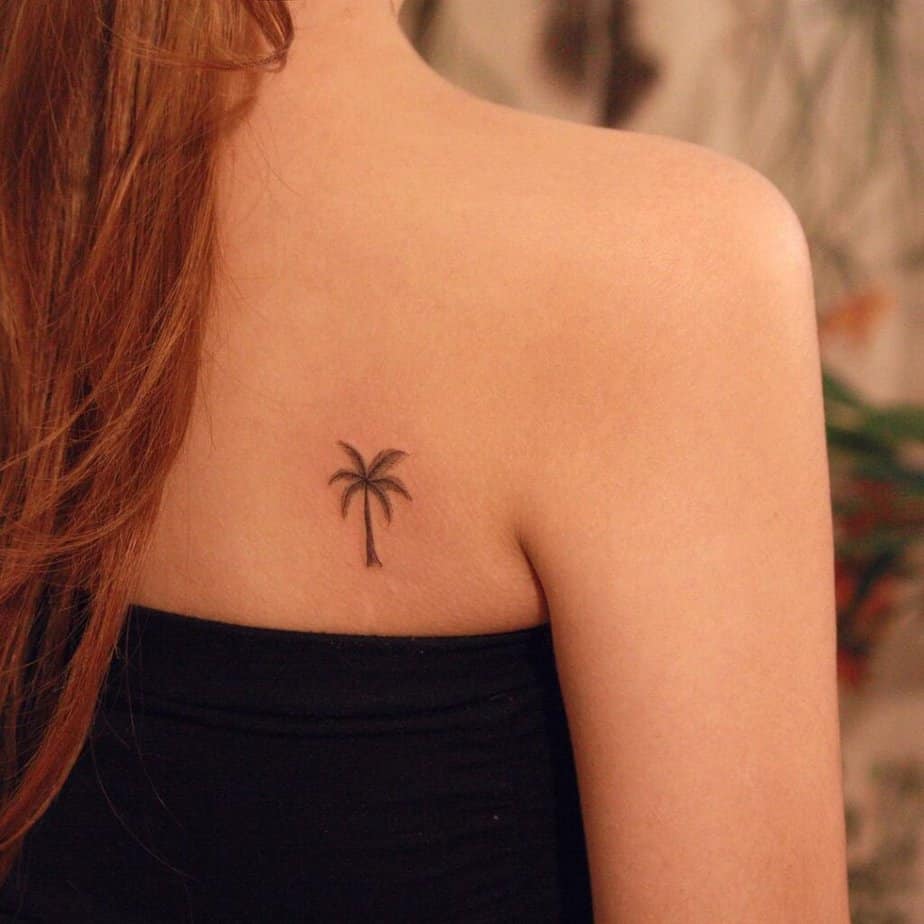 5. Tatuaggio della schiena con palma 