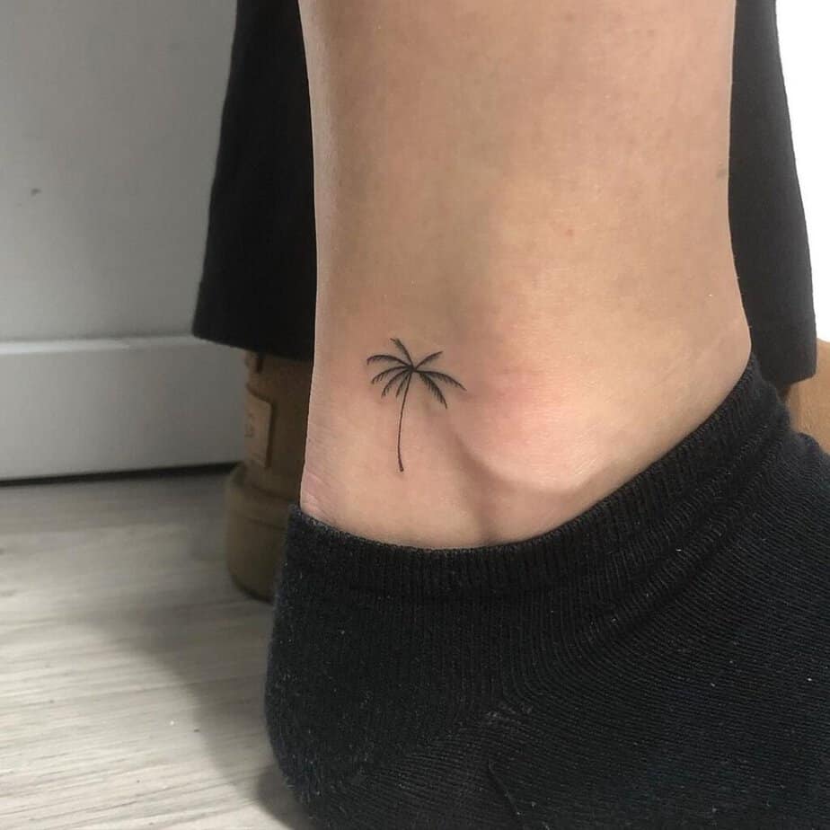 6. Tatuaggio alla caviglia con palma 