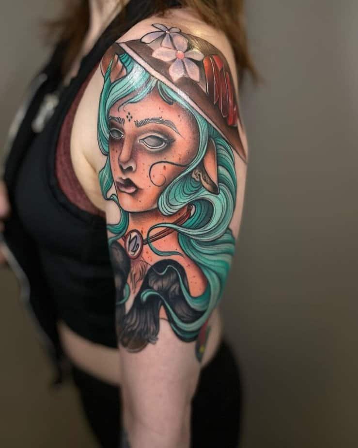 14. Un colorato tatuaggio a forma di sirena Capricorno sulla parte superiore del braccio
