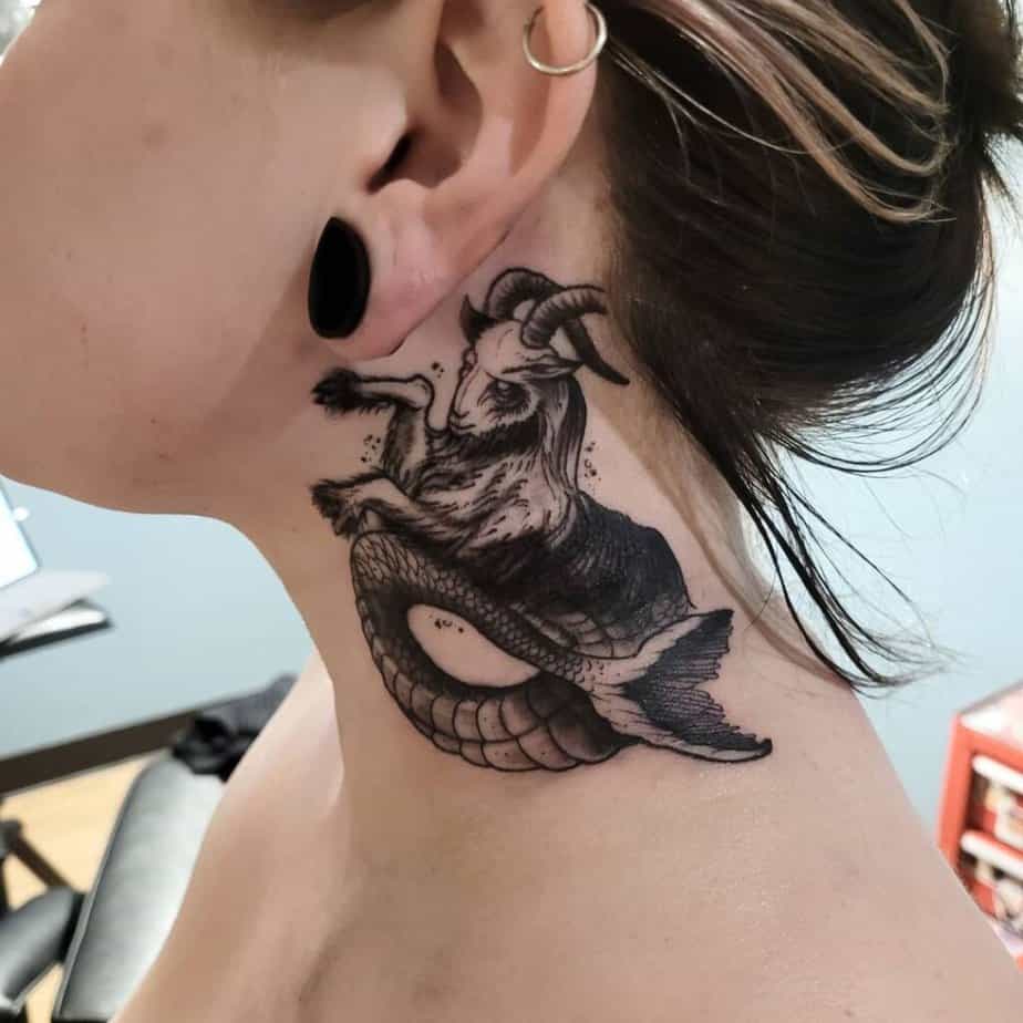 15. Tatuaggio di una capra marina del Capricorno dietro l'orecchio