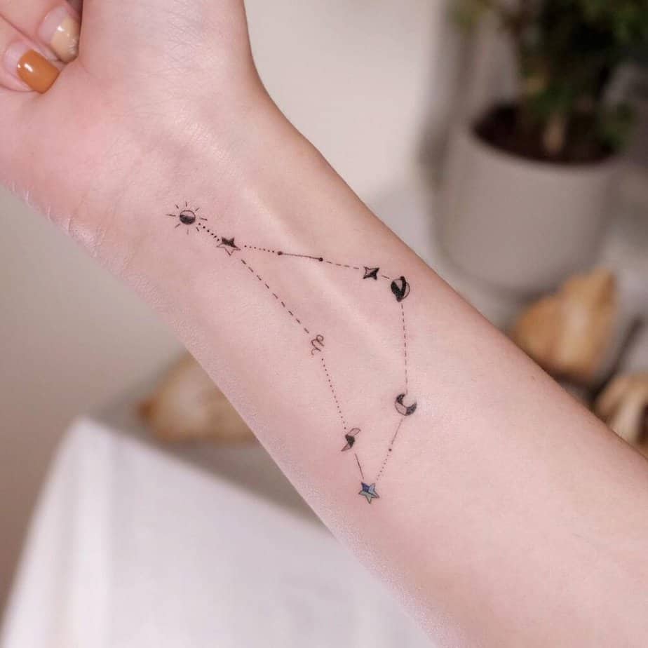 19. Tatuaggio della costellazione del Capricorno sul braccio 
