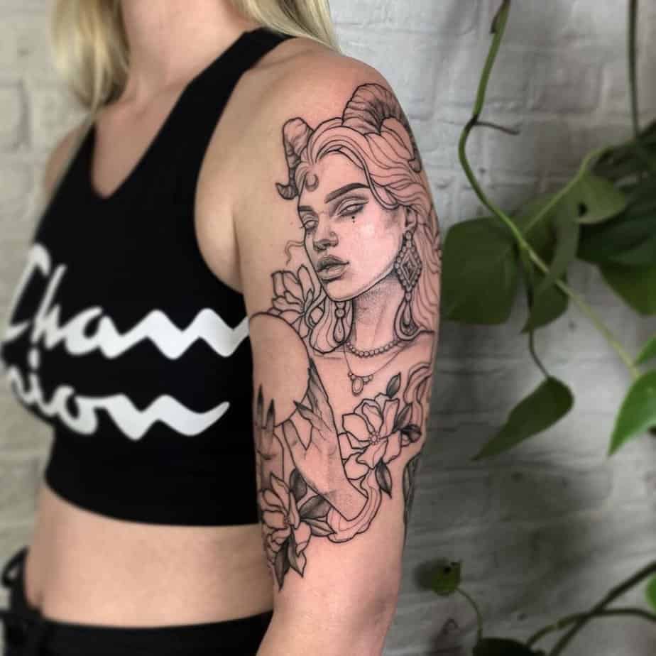 2. Tatuaggio di una sirena Capricorno sulla parte superiore del braccio