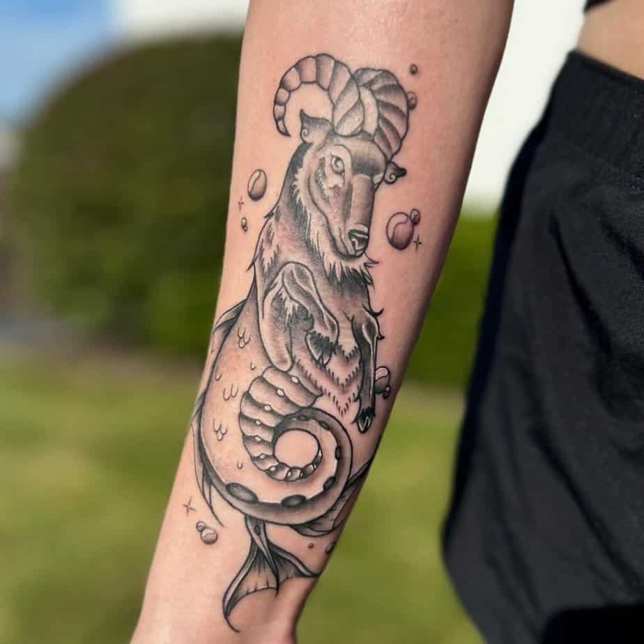 6. Tatuaggio di una capra marina Capricorno sull'avambraccio