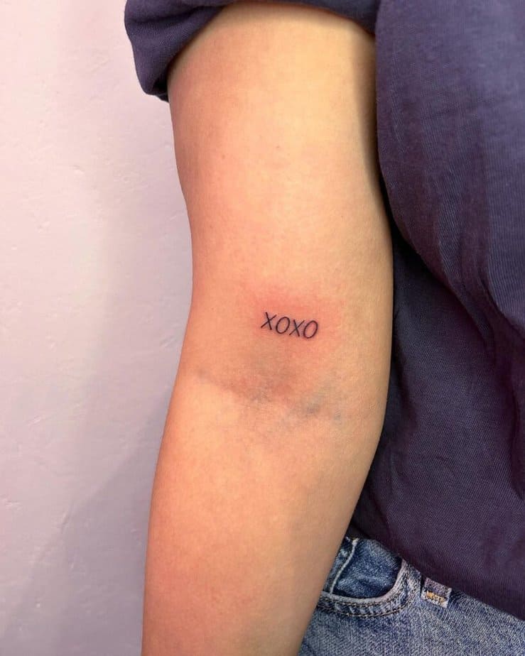 Tatuaggio semplice XOXO