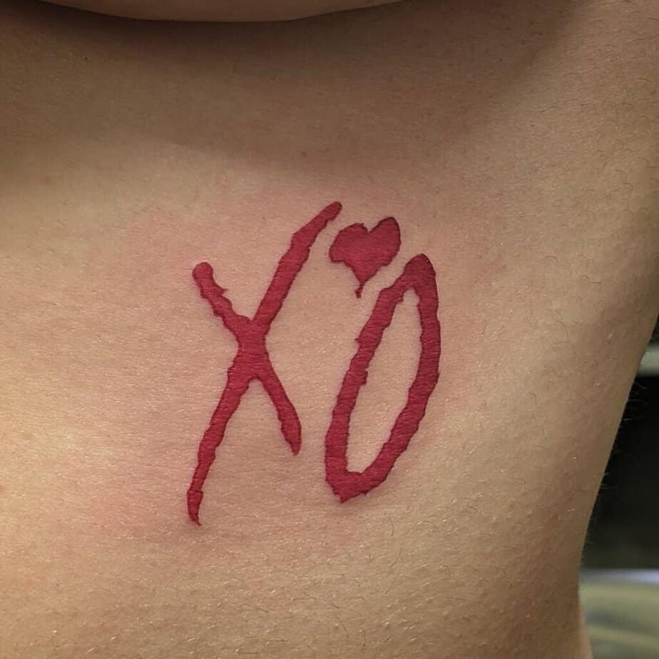 Il semplice tatuaggio XO