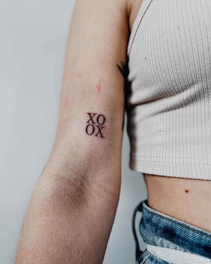Tatuaggio semplice XOXO