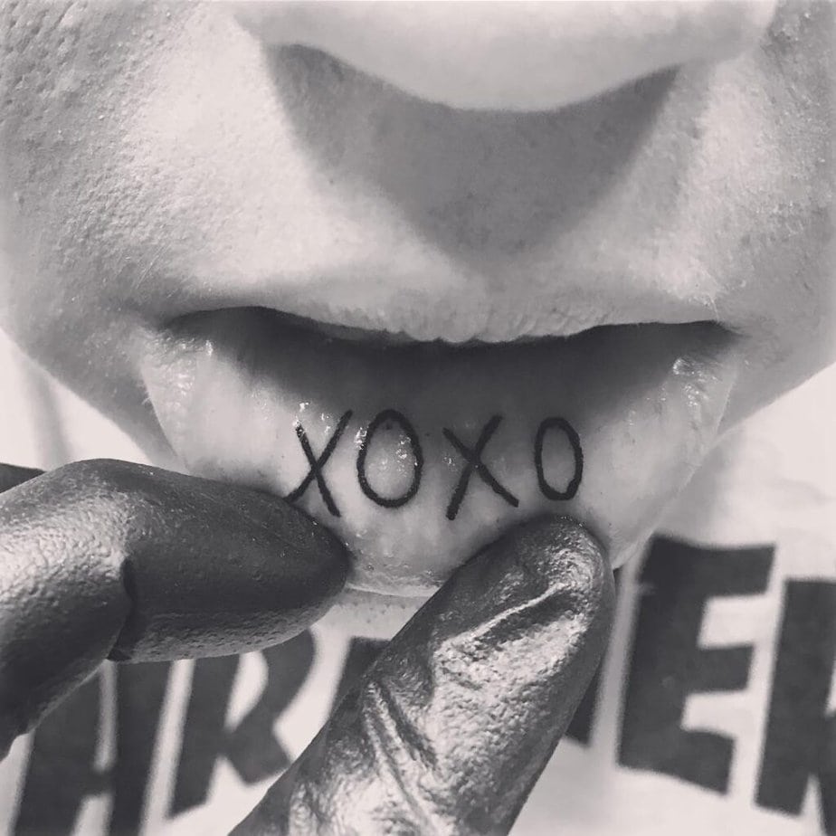 Disegni e posizionamenti unici del tatuaggio XOXO