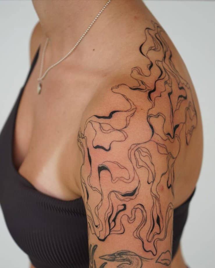 1. Un tatuaggio astratto a mano libera sulla spalla 