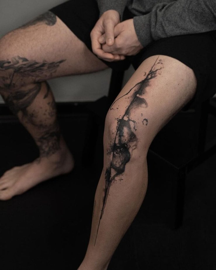 11. Un tatuaggio astratto sul ginocchio 
