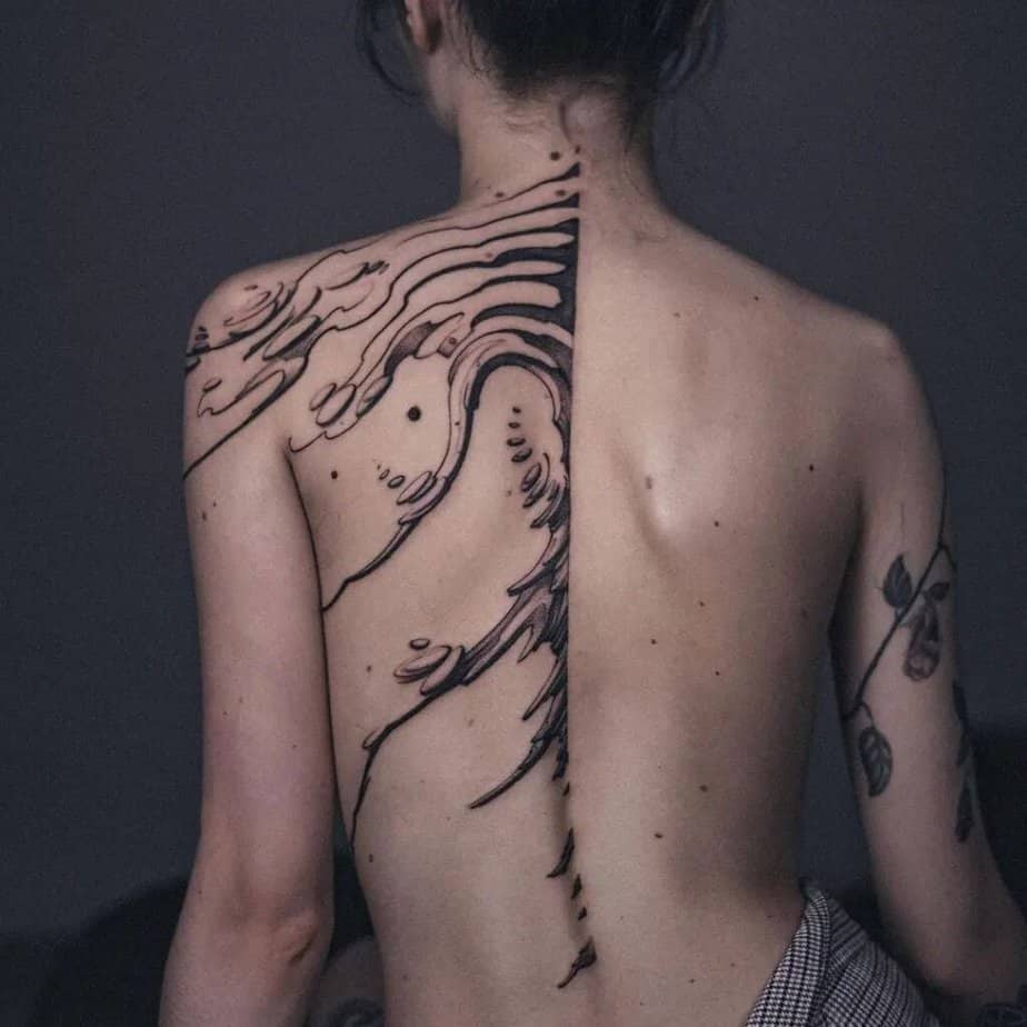 12. Un tatuaggio astratto sulla schiena 